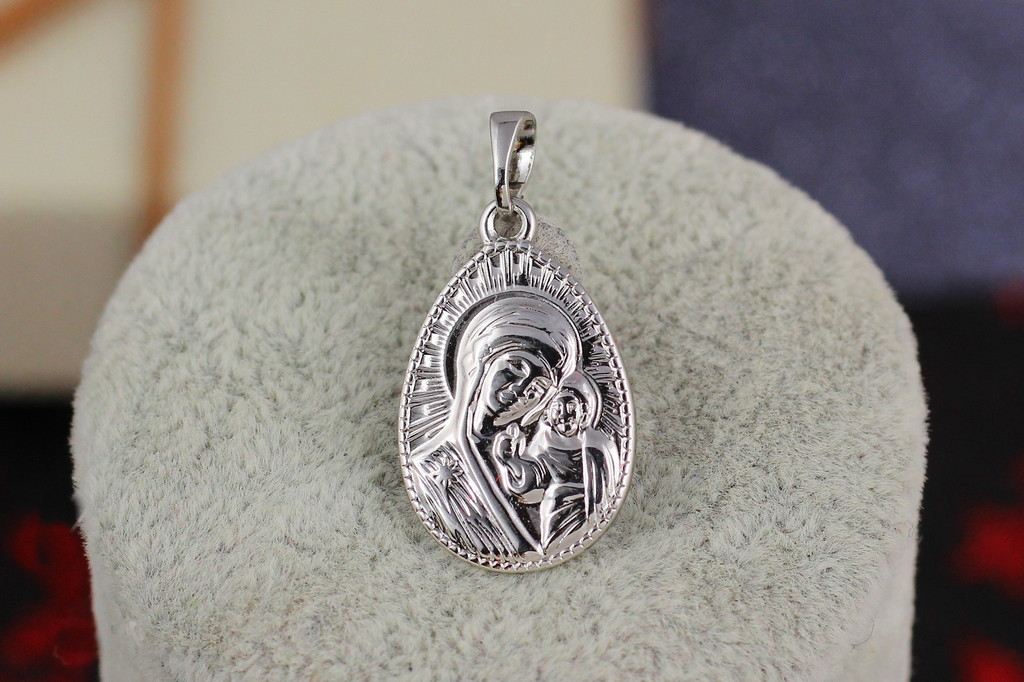 Ладанка Xuping Jewelry овальная Мария с младенцем в лучах 2 см серебристая