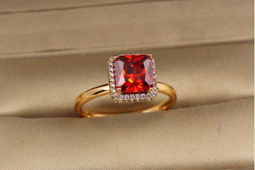 Кольцо Xuping Jewelry Пирамида с красным камнем р 20 золотистое
