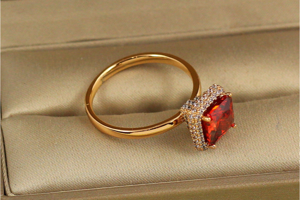 Кольцо Xuping Jewelry Пирамида с красным камнем р 20 золотистое