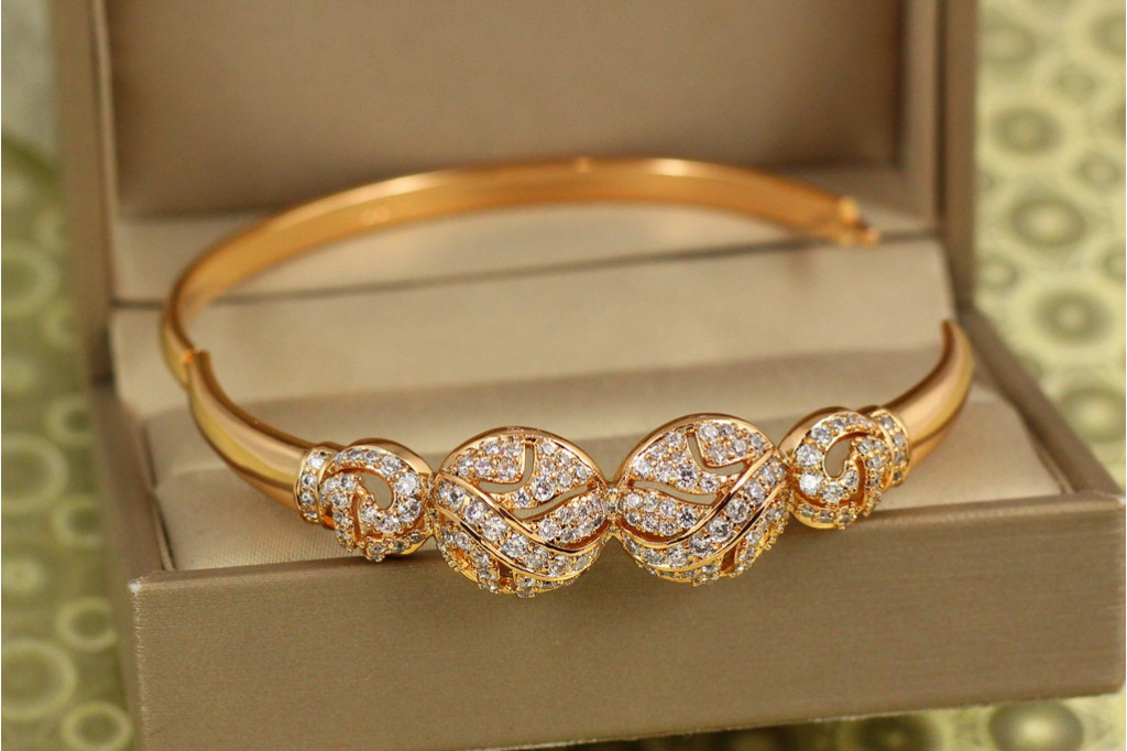 Браслет бенгл Xuping Jewelry Сяючі орбіти на руку від 16 см до 18 см золотистий