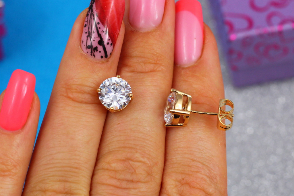Серьги гвоздики Xuping Jewelry с камнем на четыре крепления 8 мм золотистые
