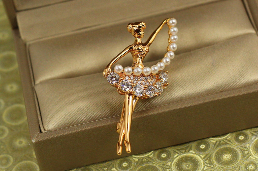 Брошь Xuping Jewelry Балерина с жемчугом 4,5 см золотистая