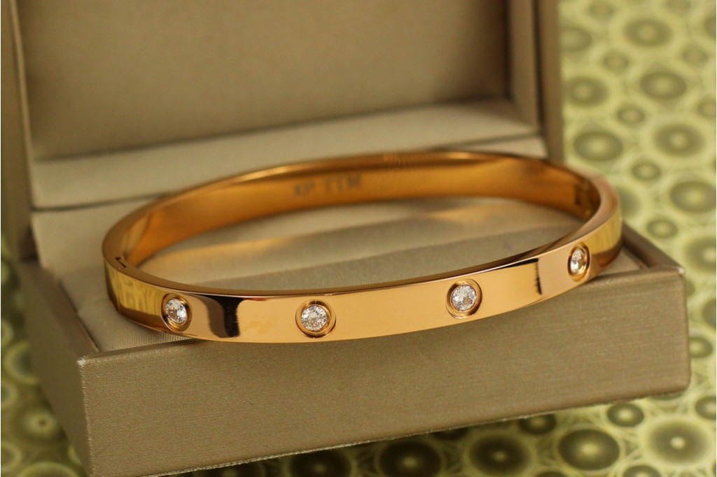 Браслет бэнгл Xuping Jewelry жесткий Love Bracelet с фианитами 60 мм на руку от 17 до 19 см золотистый