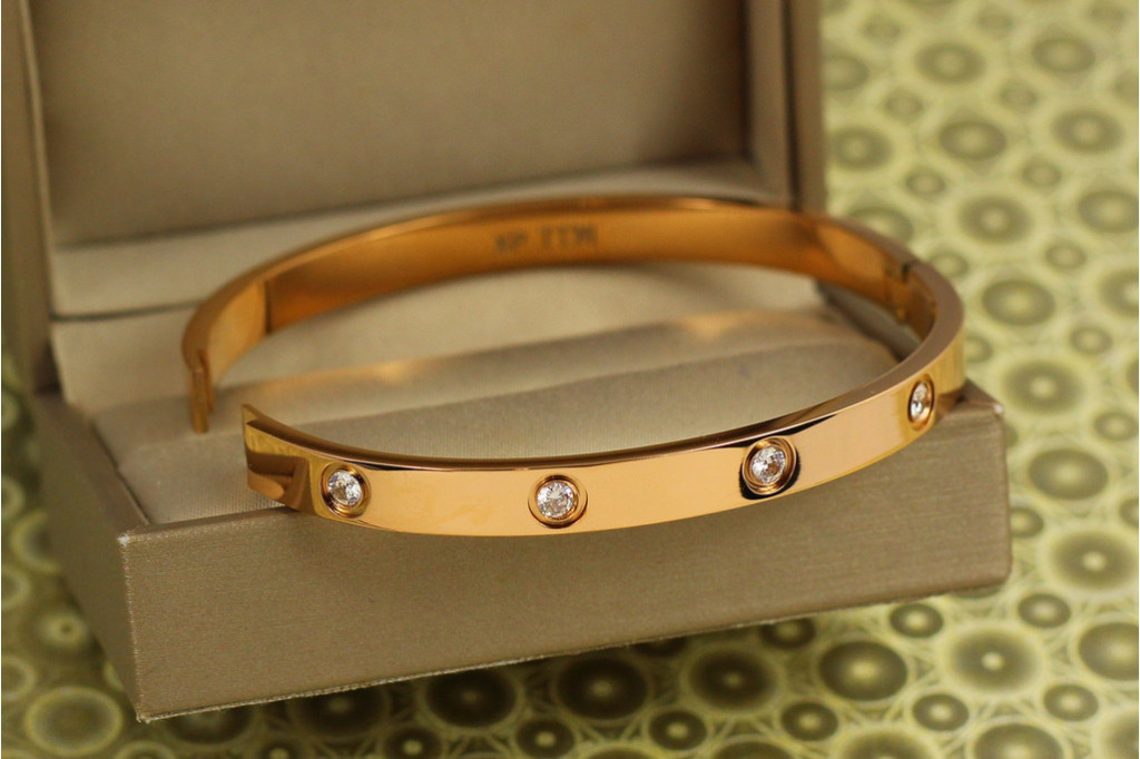 Браслет бэнгл Xuping Jewelry жесткий Love Bracelet с фианитами 60 мм на руку от 17 до 19 см золотистый