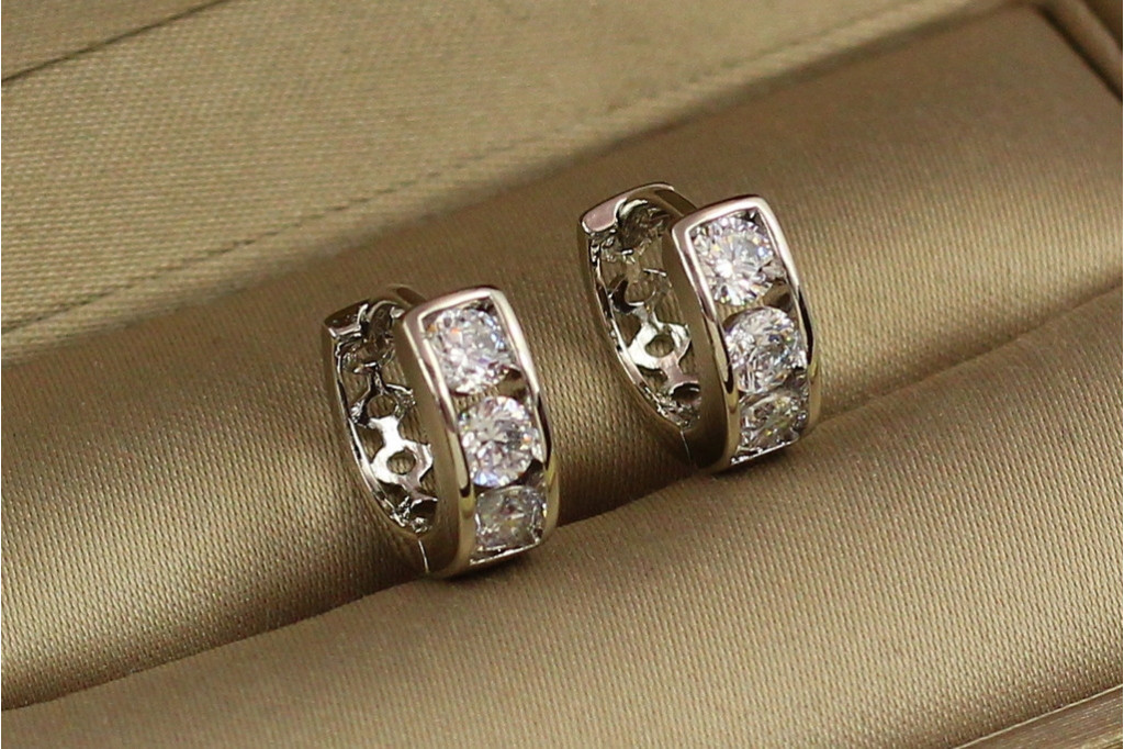 Серьги кольца Хuping Jewelry три крупных камня 1,2 см серебристые