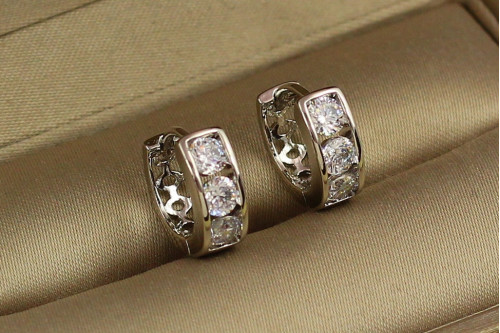 Серьги кольца Хuping Jewelry три крупных камня 1,2 см серебристые