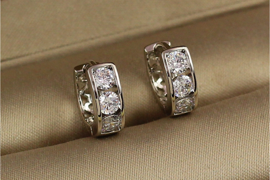Серьги кольца Хuping Jewelry три крупных камня 1,2 см серебристые