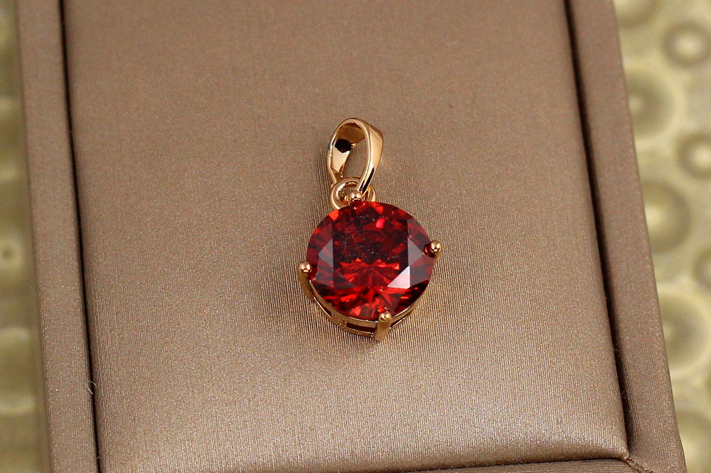 Кулон Xuping Jewelry красный камень на четыре крепежа 10 мм золотистый