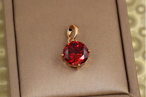 Кулон Xuping Jewelry красный камень на четыре крепежа 10 мм золотистый