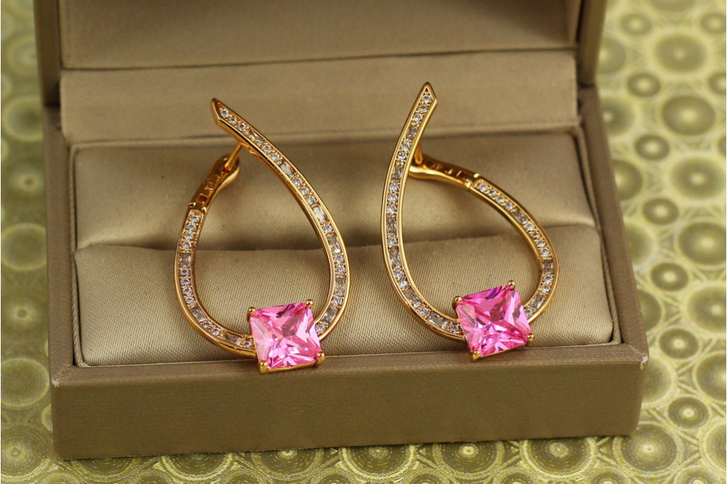 Сережки Xuping Jewelry Кристальна петля з рожевим каменем золотисті