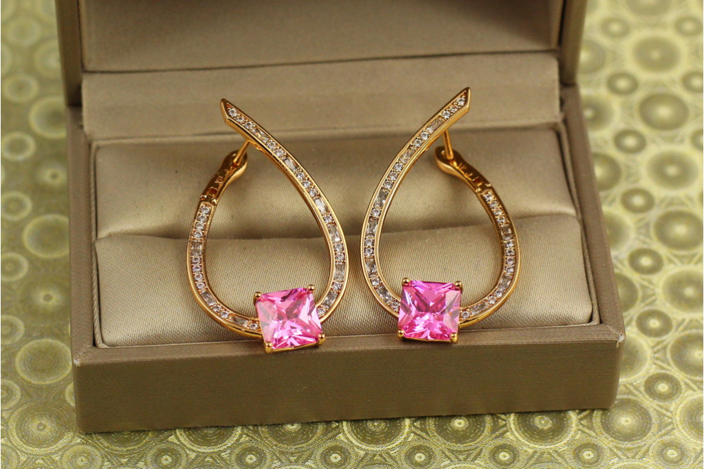 Сережки Xuping Jewelry Кристальна петля з рожевим каменем золотисті