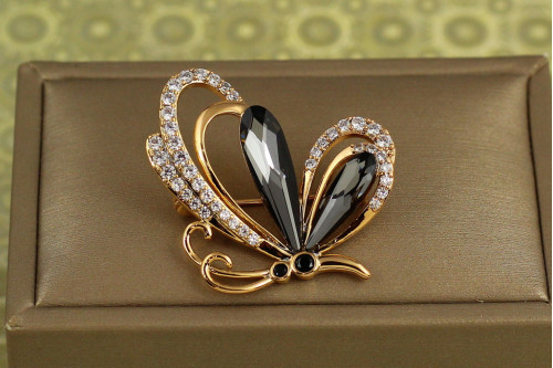 Брошь Xuping Jewelry бабочка с черным камнем Сваровски золотистая