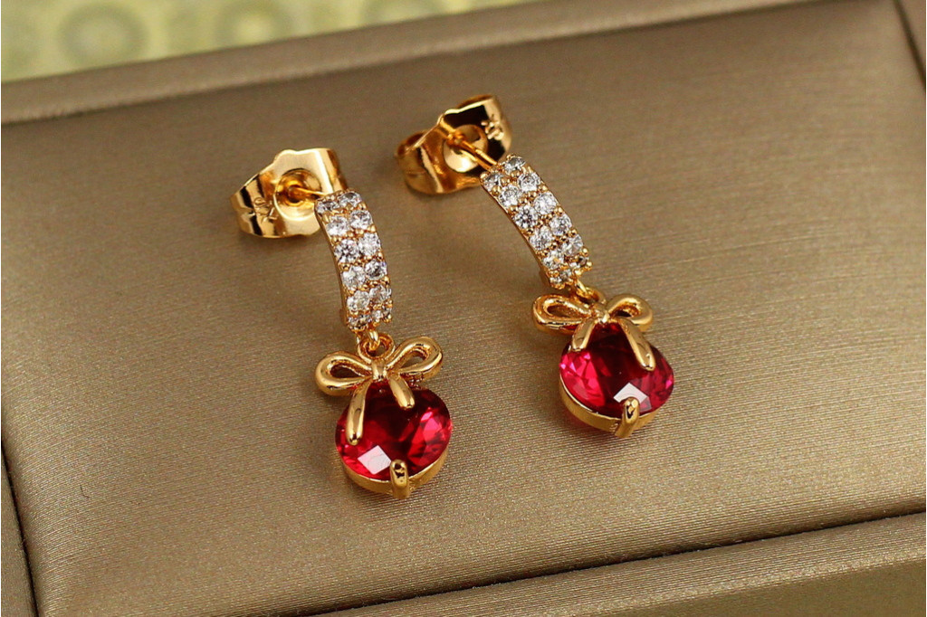 Сережки гвоздики Xuping Jewelry Бантик з малиновим каменем 2,3 см золотисті