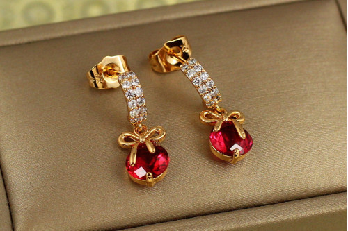 Сережки гвоздики Xuping Jewelry Бантик з малиновим каменем 2,3 см золотисті