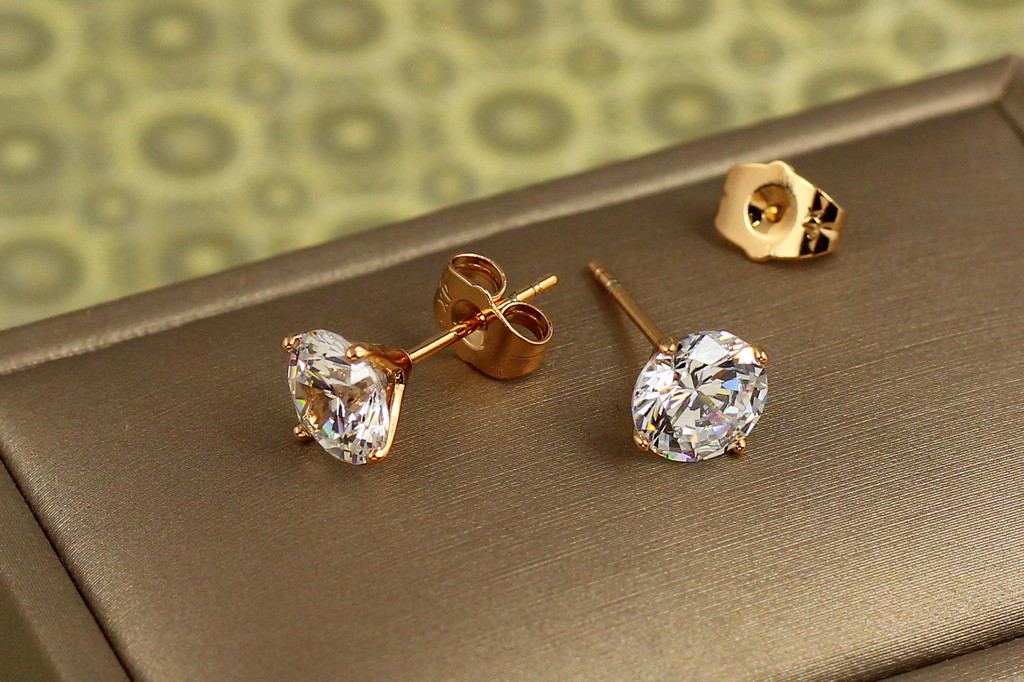 Сережки Xuping Jewelry гвоздики 8 мм пірамідальна оправа золотисті
