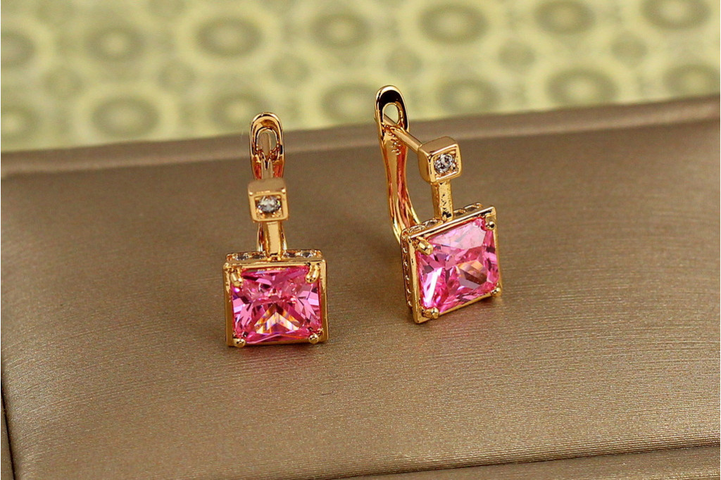Сережки Xuping Jewelry Айсберг з рожевим каменем 1,5 см золотисті