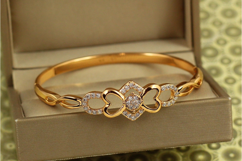 Браслет бэнгл  Xuping Jewelry Сияние Сердцекрая на руку от 16 см до 18 см золотистый