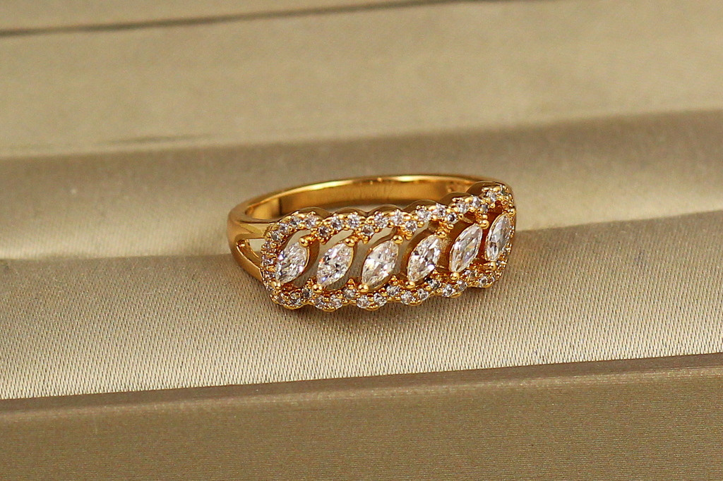Кільце Xuping Jewelry Сяйво емоцій з білими каменями р 17 золотисте