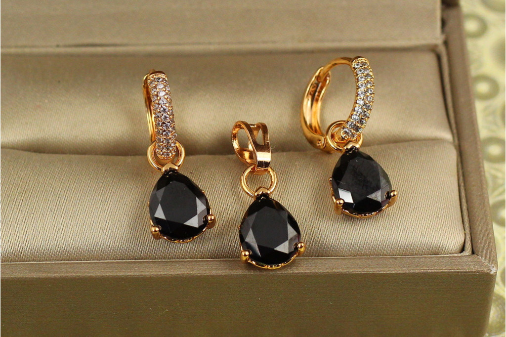 Набор Xuping Jewelry серьги и кулон с черной съемной каплей золотистый