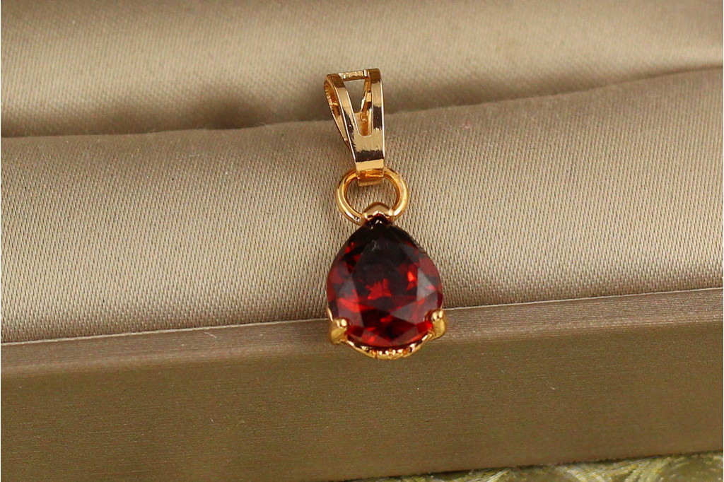 Кулон Xuping Jewelry красная капля 1,5 см золотистый