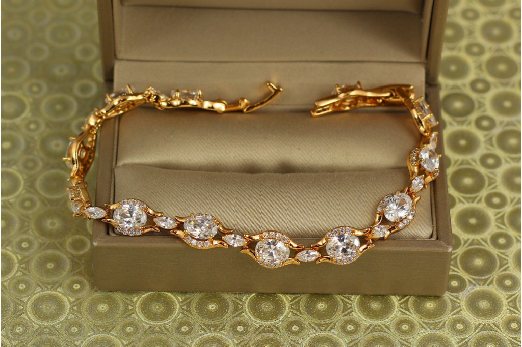 Браслет Xuping Jewelry осколки світанку з білими камнями 17 см золотистий