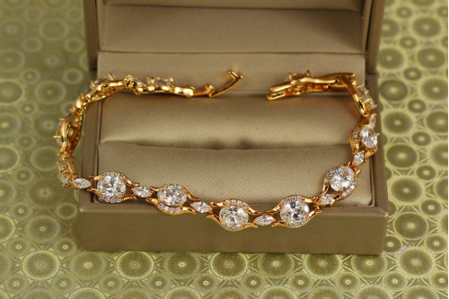 Браслет Xuping Jewelry осколки світанку з білими камнями 19 см золотистий