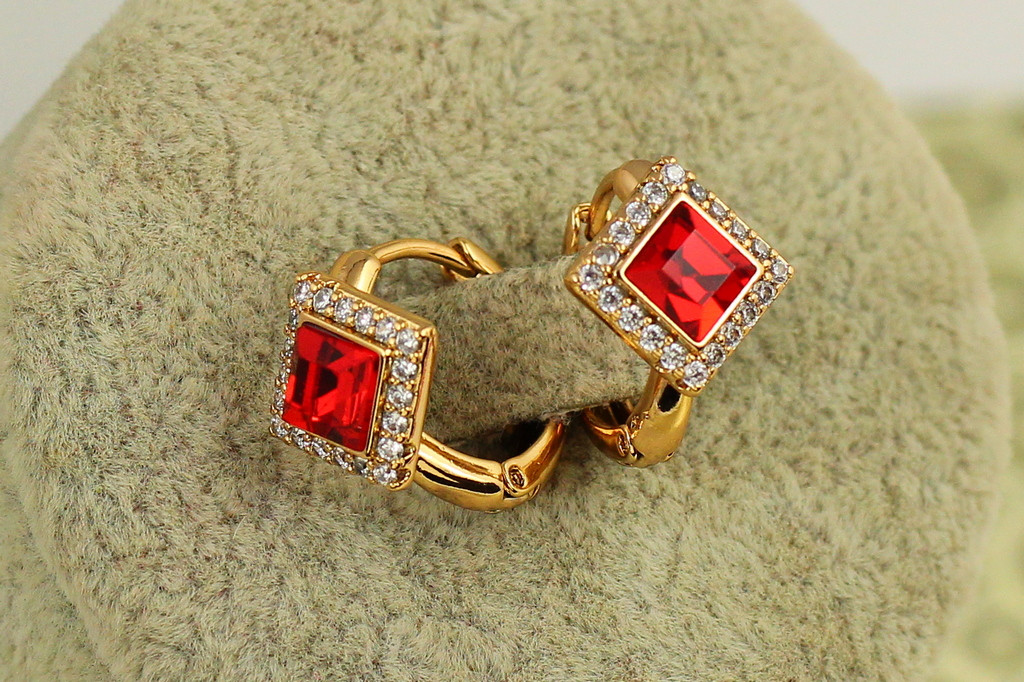 Серьги Xuping Jewelry Красный ромб с камнем Сваровски 1,5 см золотистые