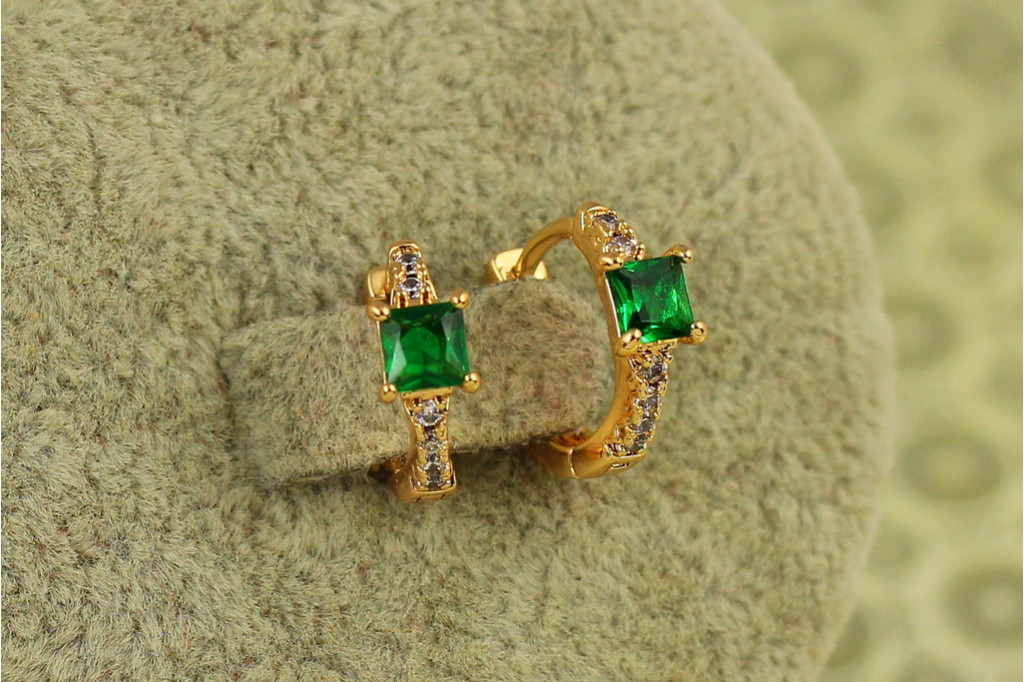 Серьги детские Xuping Jewelry Волшебные грани с зеленым камнем 1,2 см золотистые