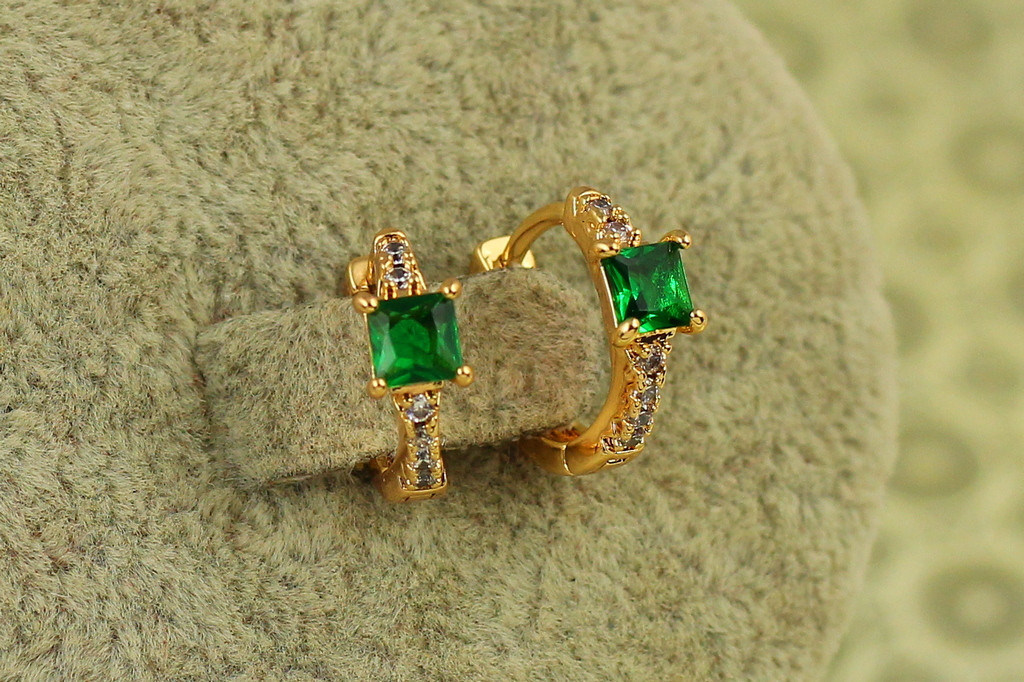 Серьги детские Xuping Jewelry Волшебные грани с зеленым камнем 1,2 см золотистые