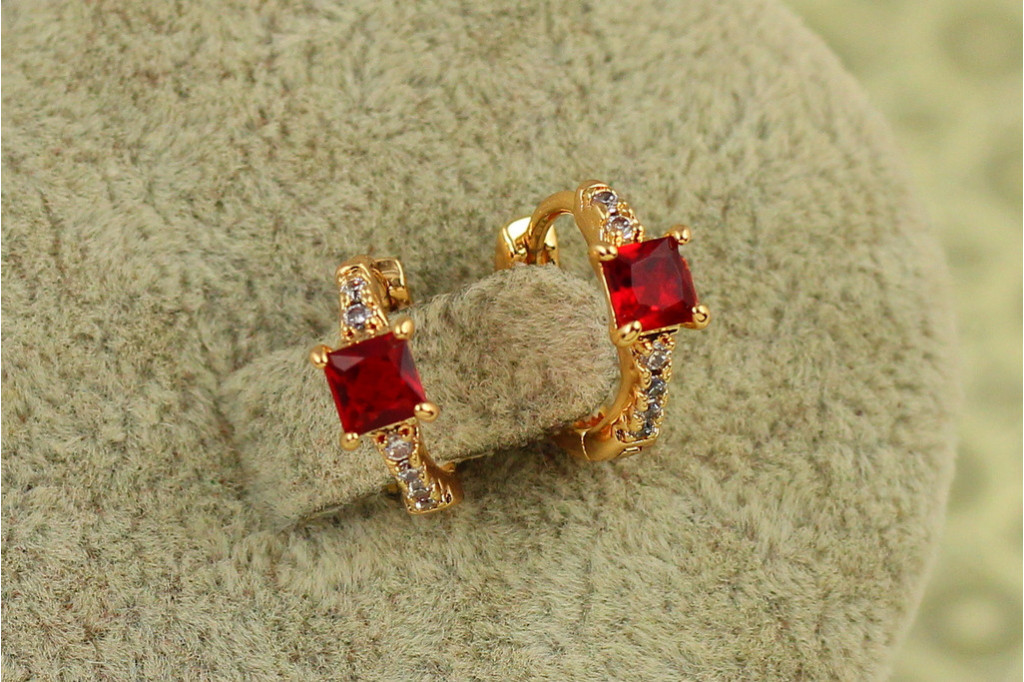 Серьги детские Xuping Jewelry Волшебные грани с красным камнем 1,2 см золотистые