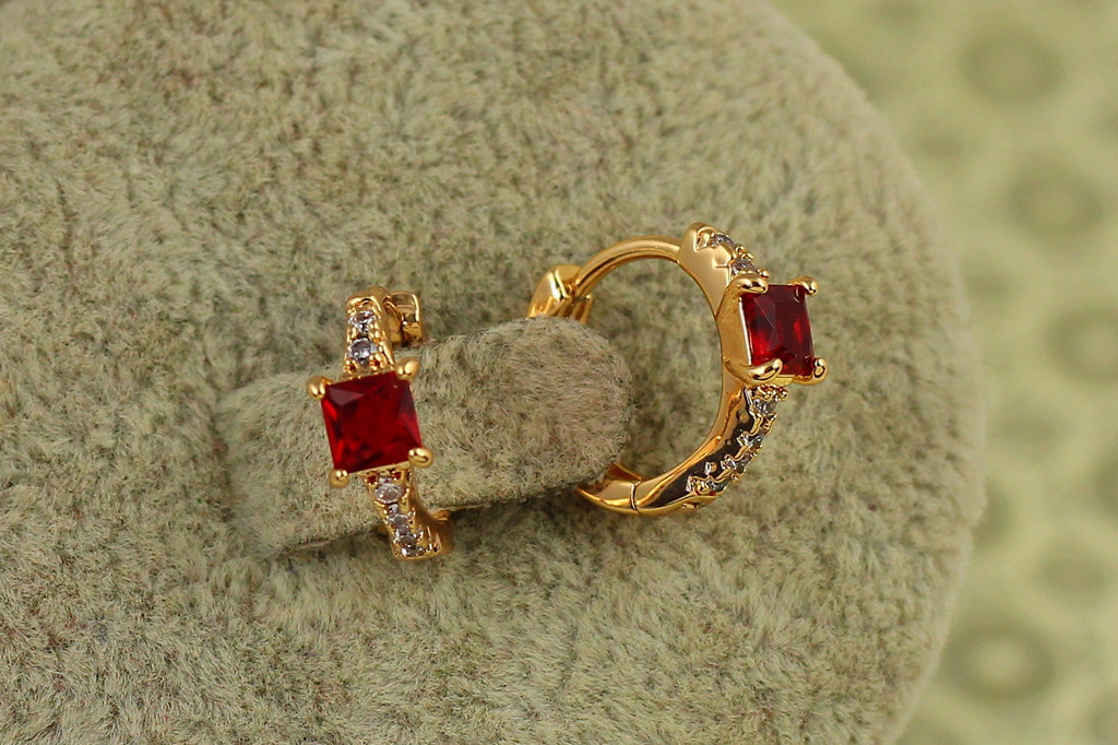 Серьги детские Xuping Jewelry Волшебные грани с красным камнем 1,2 см золотистые