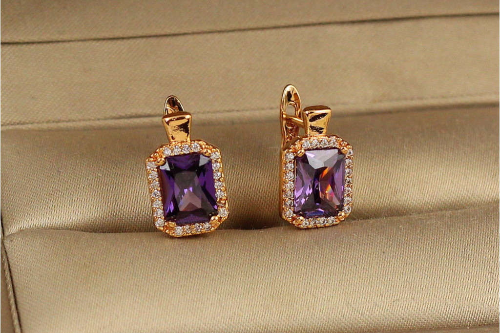 Сережки Xuping Jewelry Авангард з фіолетовим каменем 1,4 см золотисті
