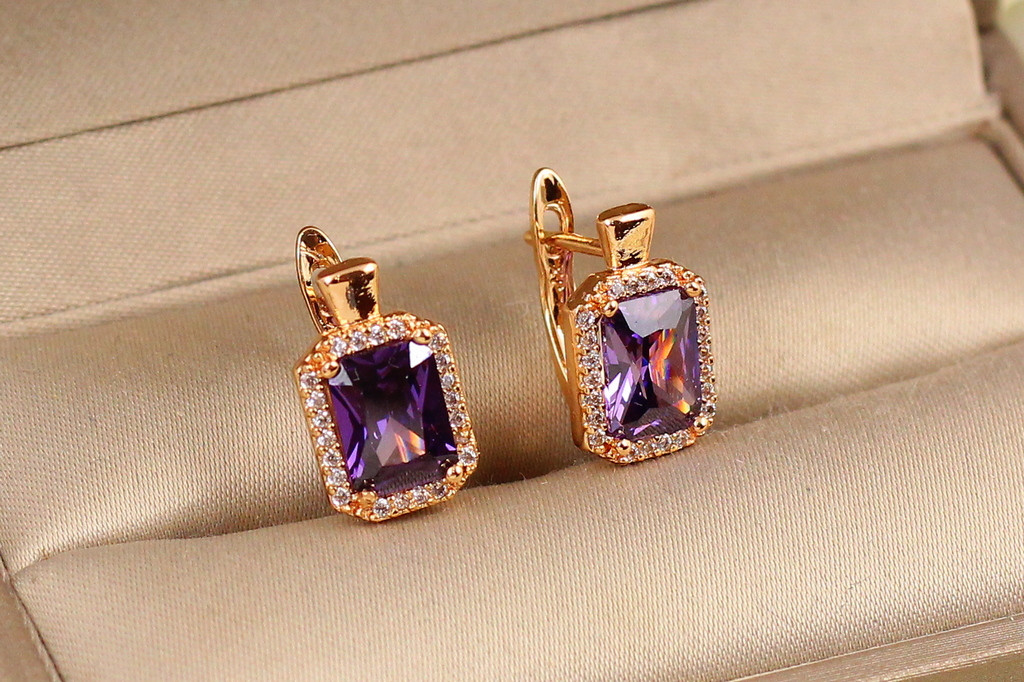 Сережки Xuping Jewelry Авангард з фіолетовим каменем 1,4 см золотисті