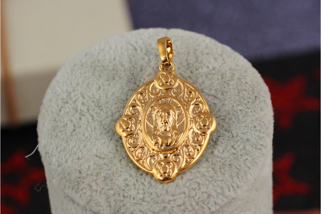 Ладанка Xuping Jewelry  овальная с выступами Иисус 3 см золотистая