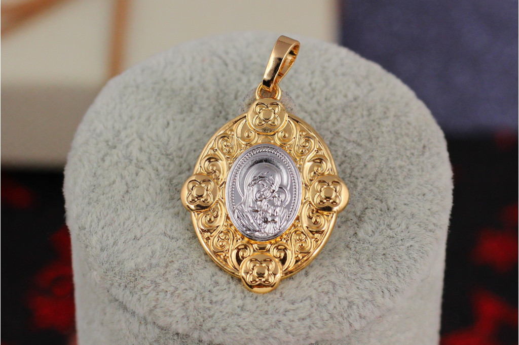 Ладанка Xuping Jewelry овальная с волнистыми краями Богородица склонила голову к младенцу 3 см комбинированная