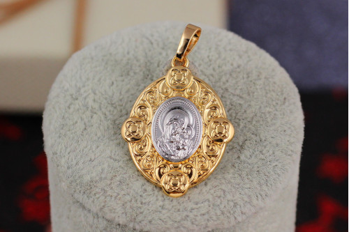 Ладанка Xuping Jewelry овальная с волнистыми краями Богородица склонила голову к младенцу 3 см комбинированная