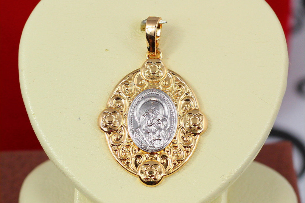 Ладанка Xuping Jewelry овальная с волнистыми краями Богородица склонила голову к младенцу 3 см комбинированная