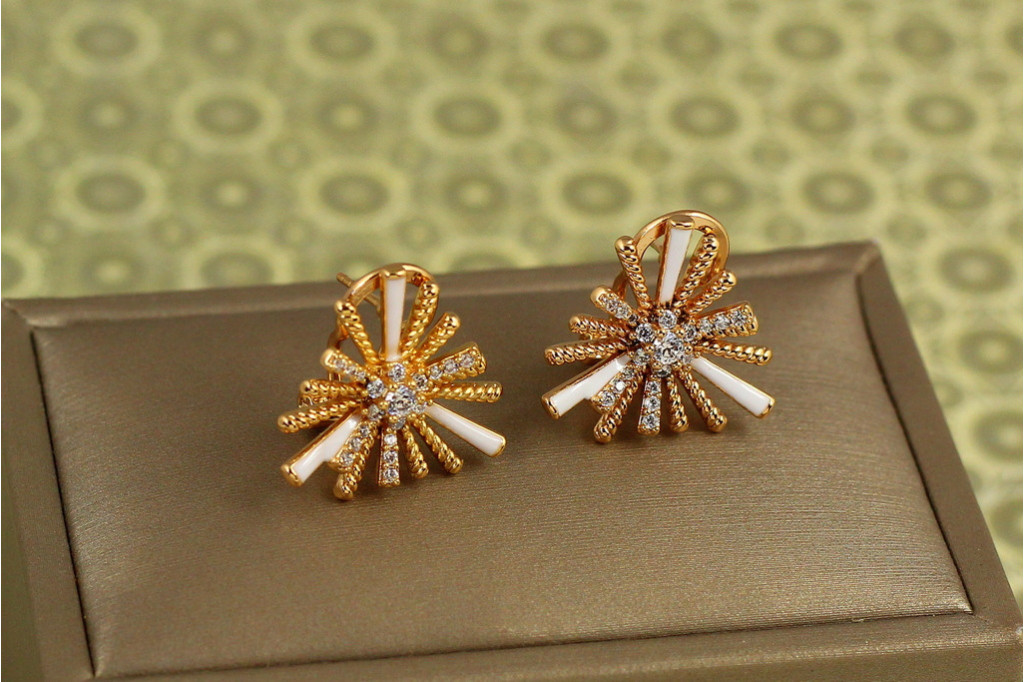 Сережки Xuping Jewelry Гольчата айстра з білою керамікою 1,9 см золотисті