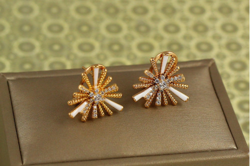 Сережки Xuping Jewelry Гольчата айстра з білою керамікою 1,9 см золотисті