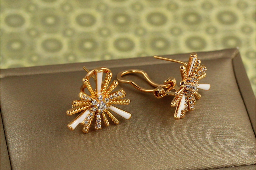 Сережки Xuping Jewelry Гольчата айстра з білою керамікою 1,9 см золотисті