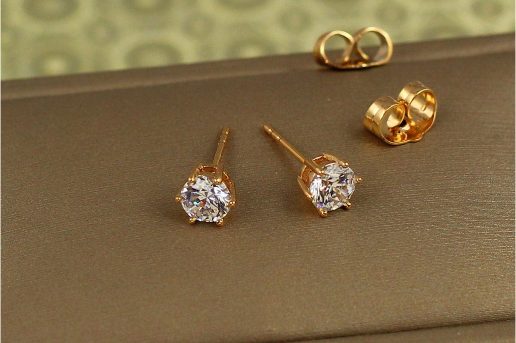 Серьги гвоздики Xuping Jewelry с камнем на четыре крепления 5 мм золотистые