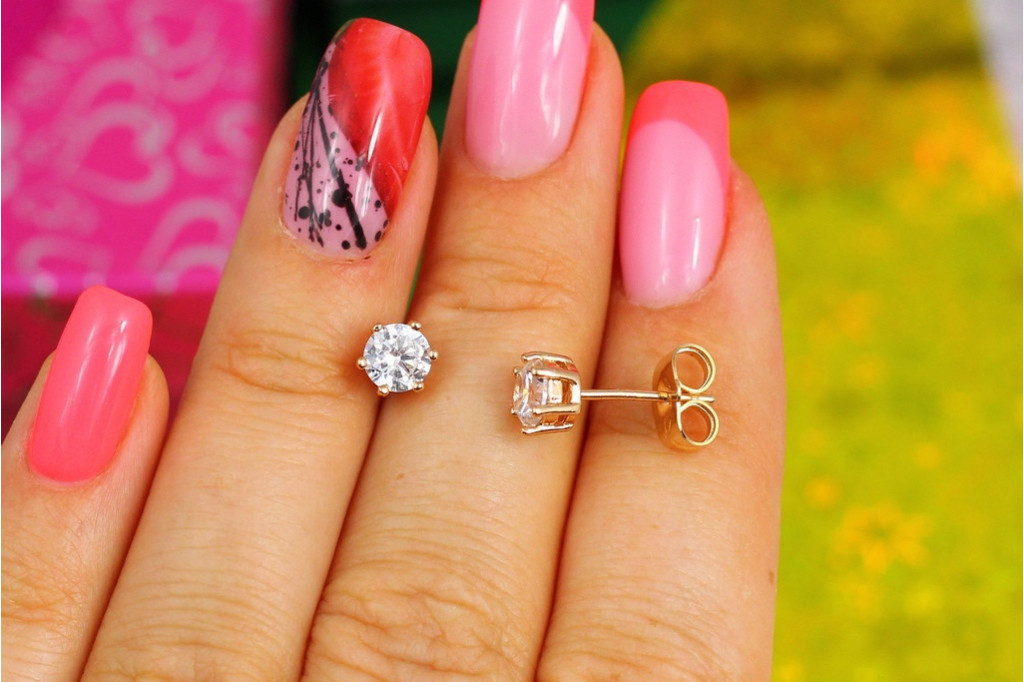 Серьги гвоздики Xuping Jewelry с камнем на четыре крепления 5 мм золотистые