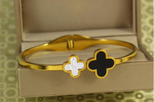 Браслет бенгл Xuping Jewelry жорсткий Black and White Clover 60 мм на руку від 17 до 19 см лимонний