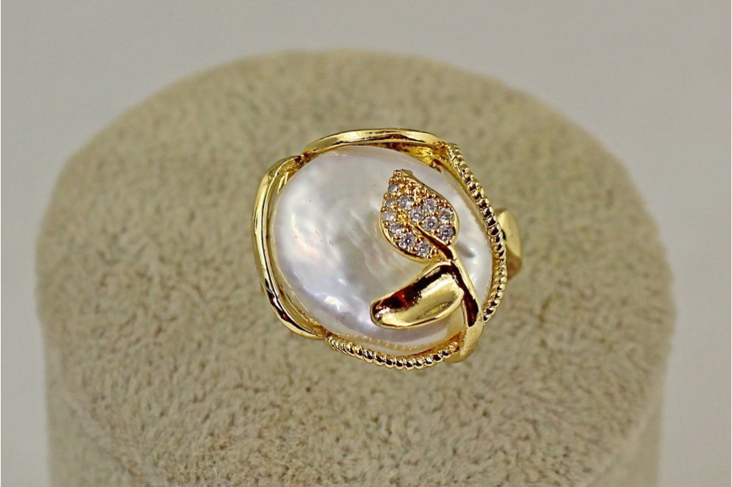 Кольцо Xuping Jewelry Листочки с натуральной барочной жемчужиной 16+ р золотистое