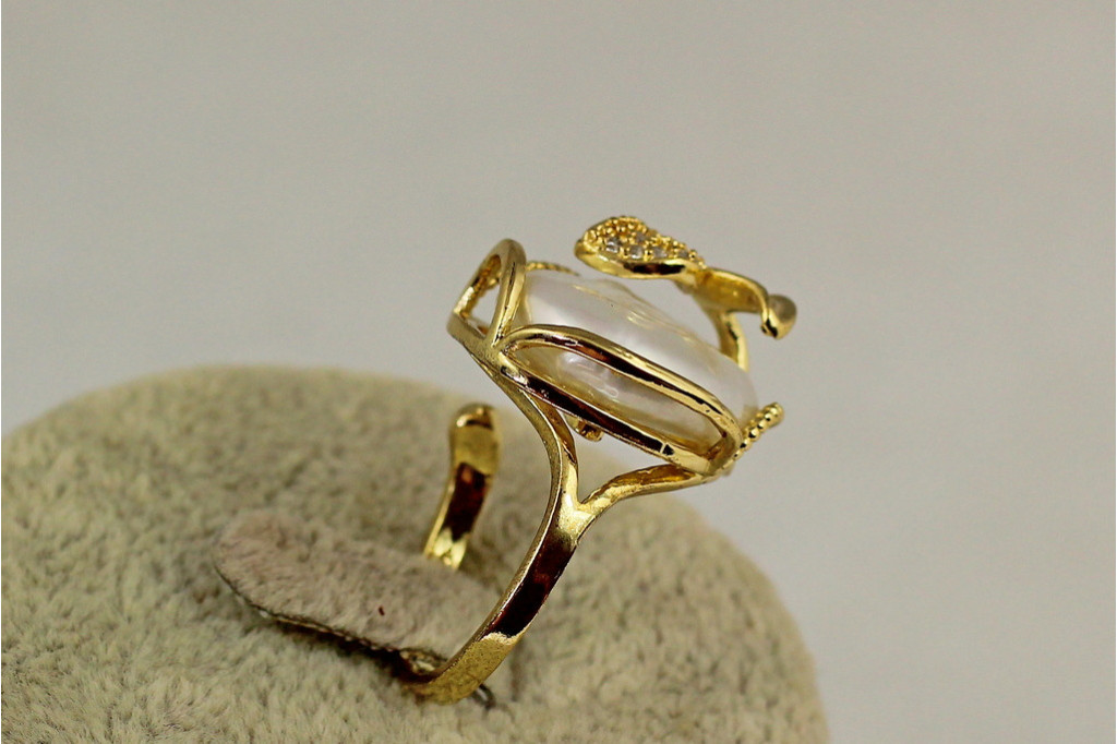Кольцо Xuping Jewelry Листочки с натуральной барочной жемчужиной 16+ р золотистое
