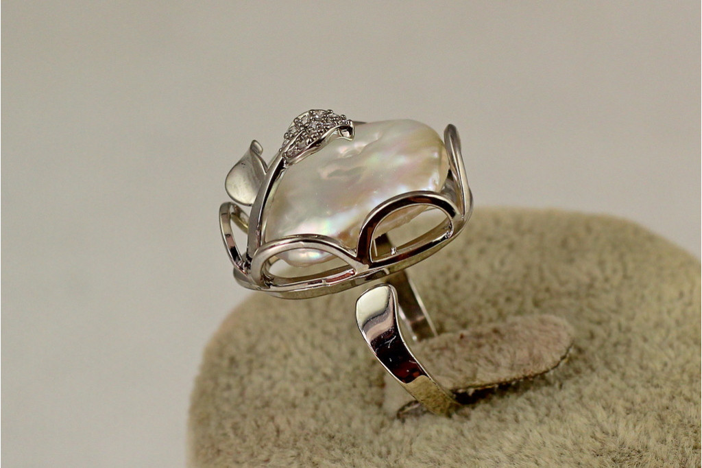 Кольцо Xuping Jewelry Листочек с натуральной барочной жемчужиной 16+ р серебристое