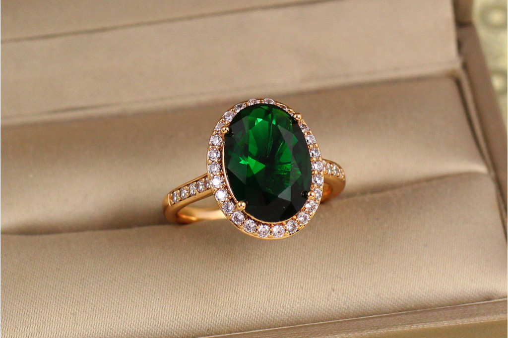 Кільце Xuping Jewelry малинки з зеленим каменем р 19 золотисте