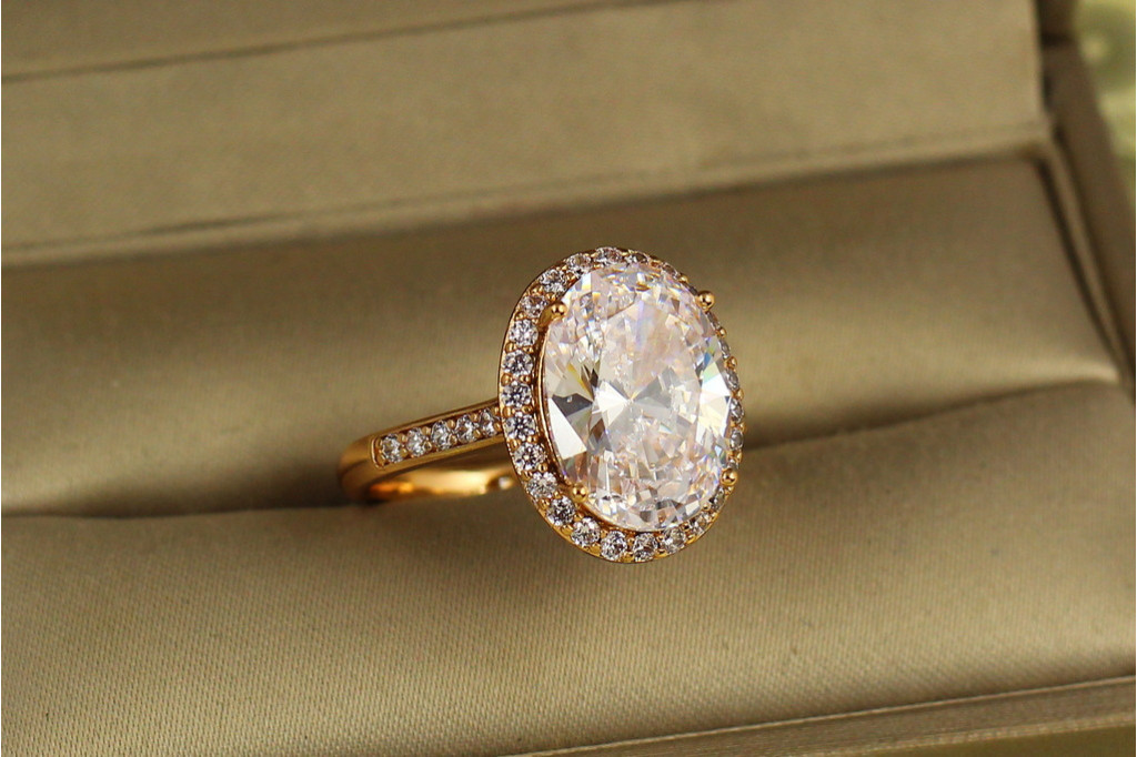 Кільце Xuping Jewelry малинки з білим каменем р 16 золотисте