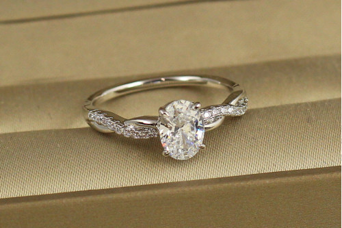 Кільце Xuping Jewelry Косичка з овальним каменем р 16 сріблясте