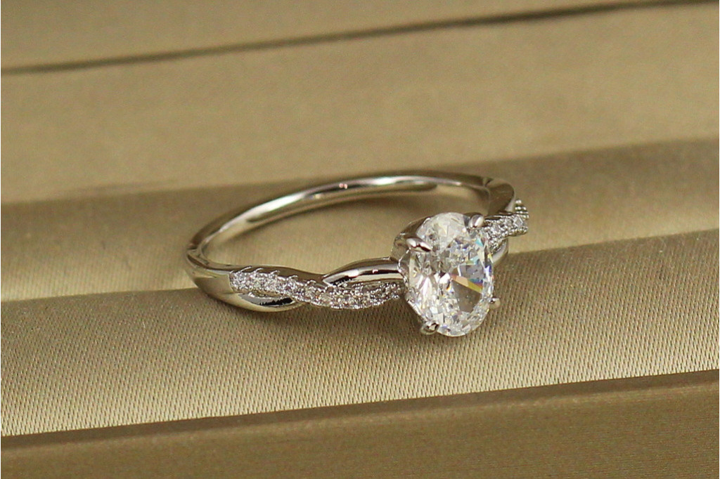 Кольцо Xuping Jewelry Косичка с овальным камнем р 19 серебристое